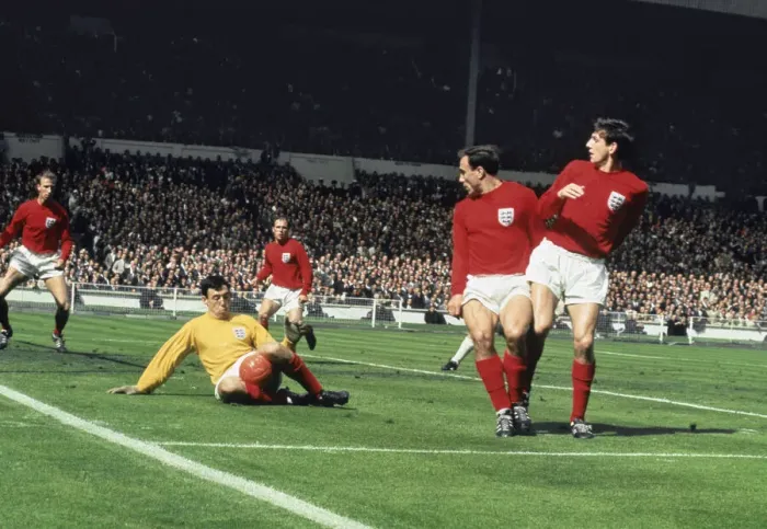 Framed Print : Gordon Banks dives to save the ball. Also in the penalty area watching from left to right