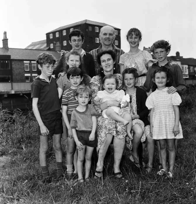 Framed Print : Gordon Gillick with his wife Victoria Gillick and their ten children at home in Wisbech Framed Print : Gordon Gillick with his wife Victoria Gillick and their ten children at home in Wisbech