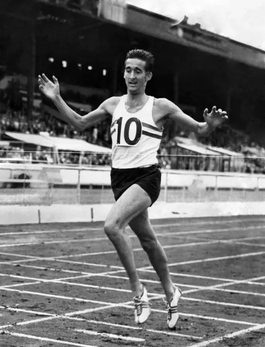 Framed Print : Gordon Pirie is here seen winning the two-miles invitation race in 8 mins 39 secs