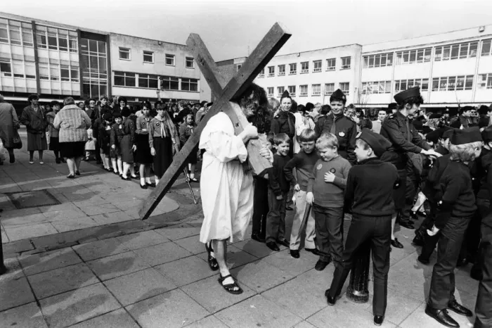 Framed Print : Gordon Simpson carries a 7ft wooden cross during the traditional Procession of Witness