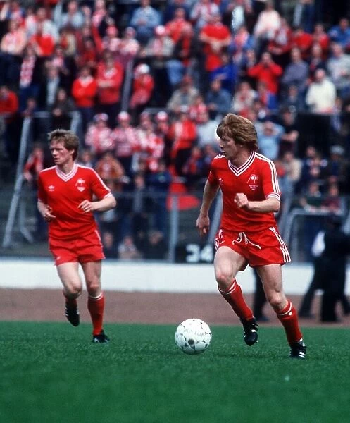Gordon Strachan in action for Aberdeen against Rangers during the 1982 Scottish Cup