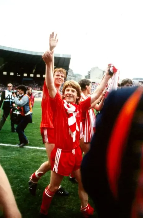Framed Print : Gordon Strachan celebrating after Aberdeen win Scottish cup May 1984