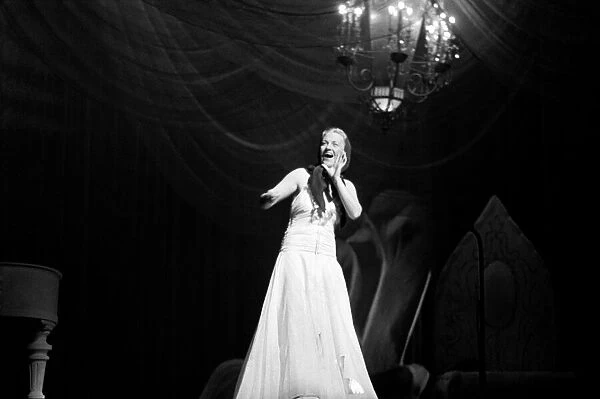 Gracie Fields Performing on Stage circa. January 1938 OL305H-002