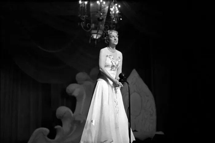 Framed Print : Gracie Fields Performing on Stage circa. January 1938 OL305H Framed Print : Gracie Fields Performing on Stage circa. January 1938 OL305H