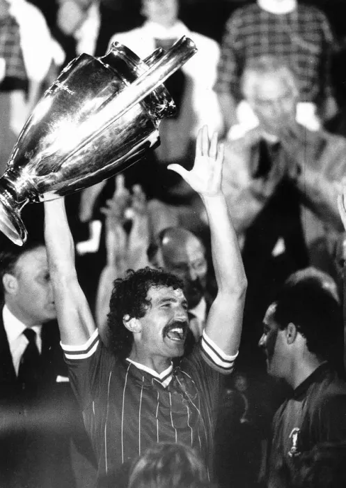 Framed Print : Graeme Souness of Liverpool holds European Cup 1984 after beating Roma 4-2 after
