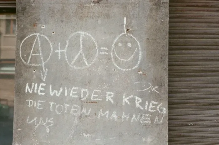 Framed Print : Graffiti on a residential wall in East Berlin, Germany 22nd September 1989 Framed Print : Graffiti on a residential wall in East Berlin, Germany 22nd September 1989