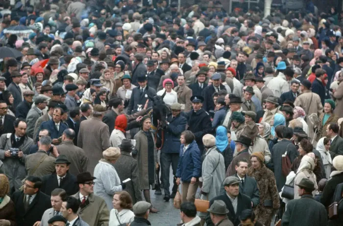 Framed Print : Grand National Horserace held at Aintree, Liverpool. The winner Foinavon is