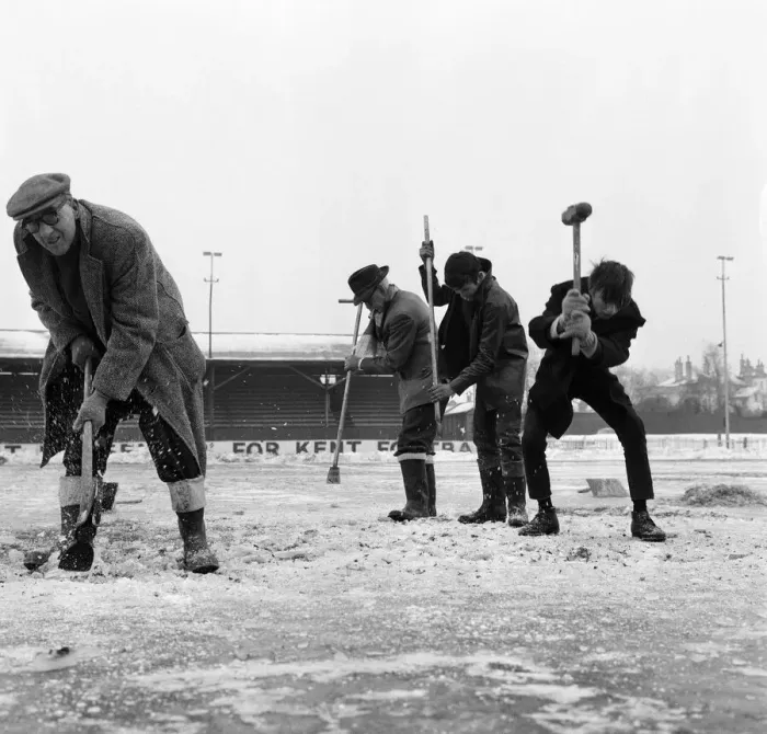 Framed Print : Gravesend and Northfleet training session in the snow ahead of their FA Cup fourth