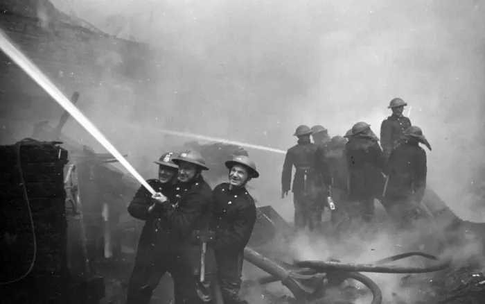 Framed Print : The Great Fire of London. Personnel amidst flame and smoke. 29th December 1940 Framed Print : The Great Fire of London. Personnel amidst flame and smoke. 29th December 1940