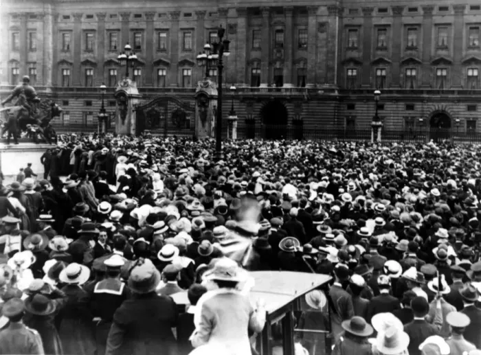 Framed Print : The Great War, ( First World War, WW1, World War One ). Crowds massed outside of Framed Print : The Great War, ( First World War, WW1, World War One ). Crowds massed outside of