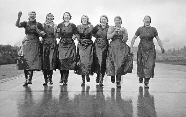 Great Yarmouth Scottish Herring Girls, circa 1936 Linkning arms on their way to