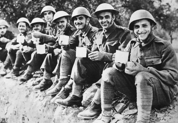 Framed Print : Greek and British soldiers enjoying a cuppa during World War 2. 1st December 1940