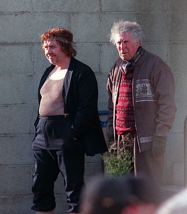Framed Print : Gregor Fisher and Rikki Fulton during filming March 1998 Framed Print : Gregor Fisher and Rikki Fulton during filming March 1998