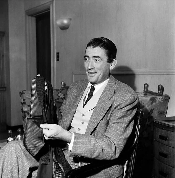 Gregory Peck and purchases from Burlington arcade. October 1952 C5328