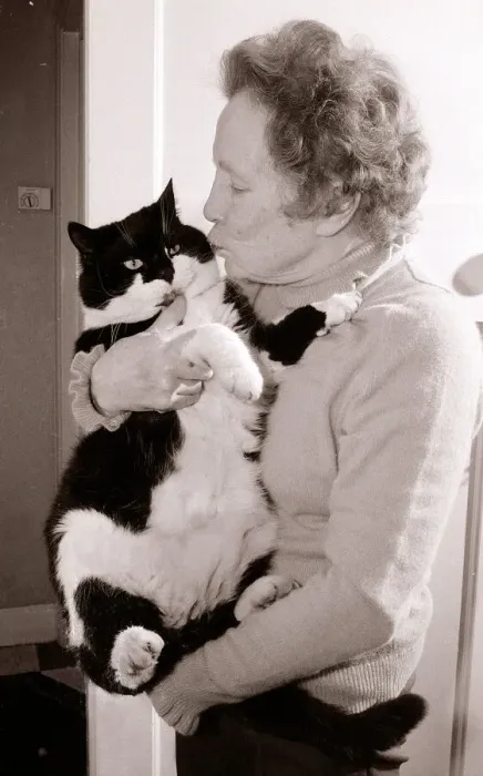 Framed Print : Gretchen Franklin - who played Ethel in the soap Eastenders with her pet Cat