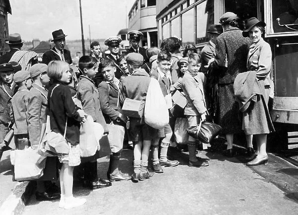 Group of children at Southampton ready to leave for the safety of the countryside