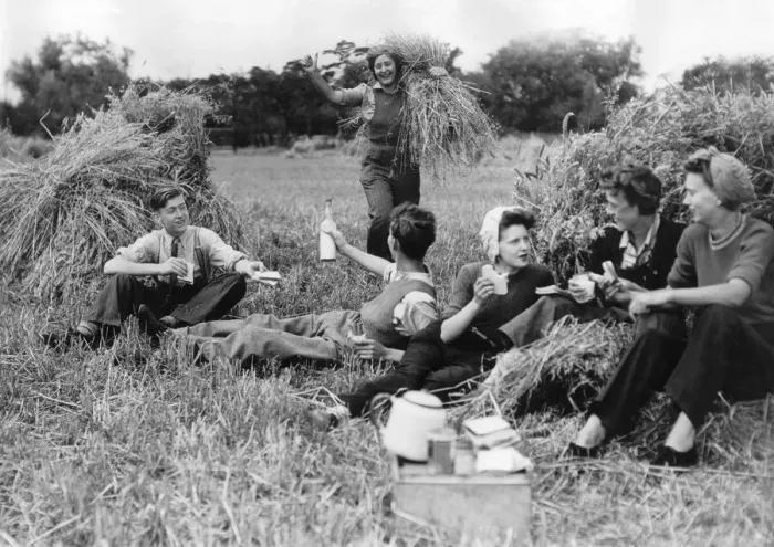 Framed Print : A group of friends enjoy a picnic out in the countryside during their farm holiday