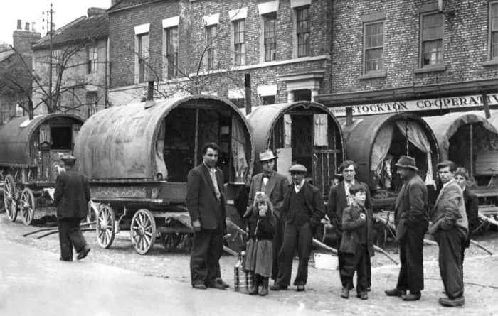 Framed Print : A group of gypsies after moving into Yarm with thier caravans in October 1956