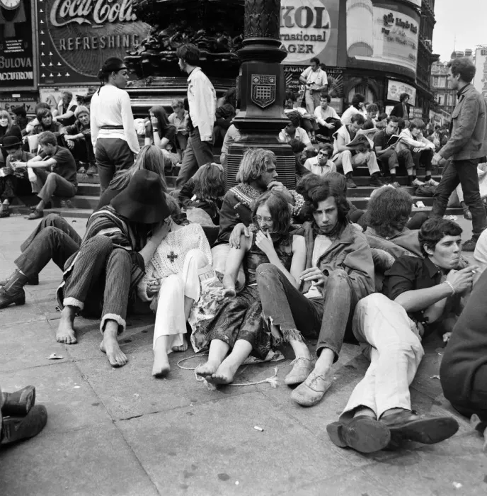 Framed Print : A group of hippies in Piccadilly Circus, London. 15th August 1969 Framed Print : A group of hippies in Piccadilly Circus, London. 15th August 1969
