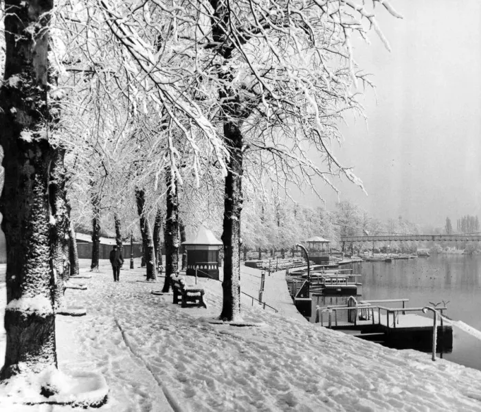 Framed Print : The Groves at Chester under a blanket of snow, Chester, Cheshire, 11th December 1967 Framed Print : The Groves at Chester under a blanket of snow, Chester, Cheshire, 11th December 1967