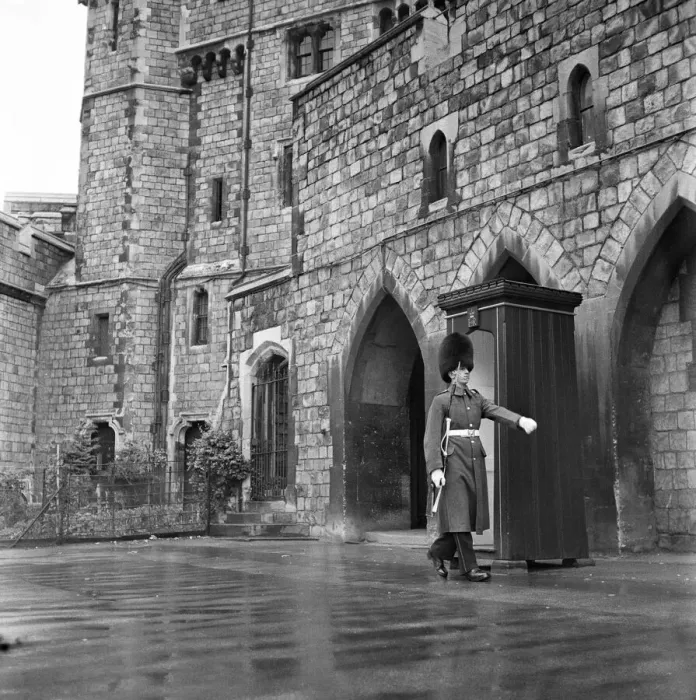 Framed Print : Guards at Windsor Castle, Berkshire. 2nd November 1962 Framed Print : Guards at Windsor Castle, Berkshire. 2nd November 1962