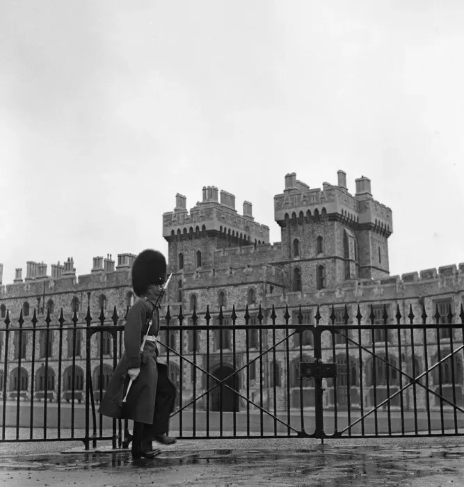 Framed Print : Guards at Windsor Castle, Berkshire. 2nd November 1962 Framed Print : Guards at Windsor Castle, Berkshire. 2nd November 1962