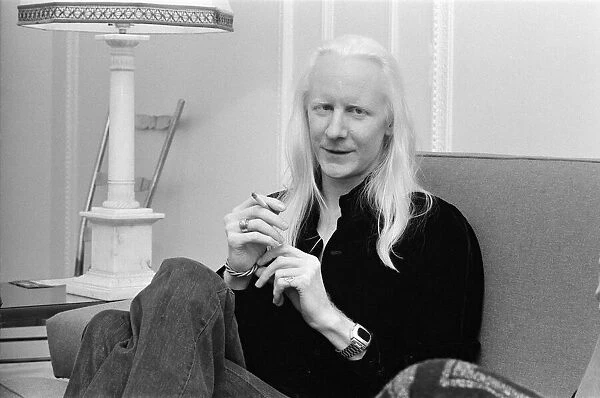 Guitarist Johnny Winter at the Mayfair Hotel. 25th October 1974