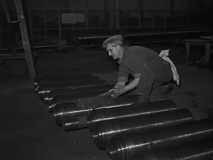 Framed Print : Gun barrels being greased before being attached to tanks under construction at the Royal Framed Print : Gun barrels being greased before being attached to tanks under construction at the Royal