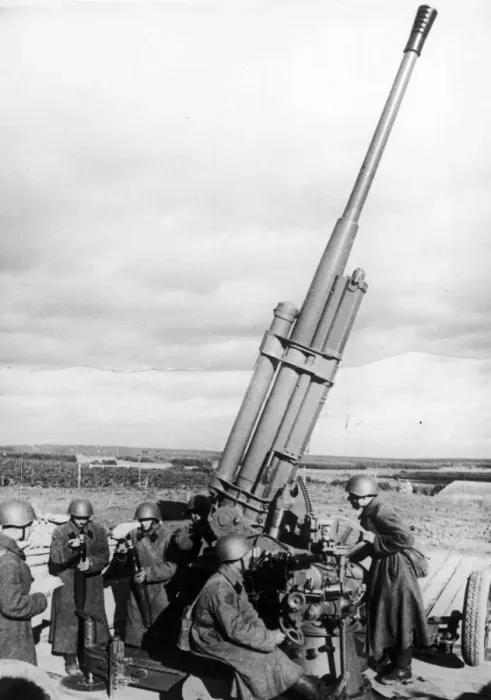 Framed Print : Gun crew of a Red Army anti-aircraft battery which effectively repelled German air raids