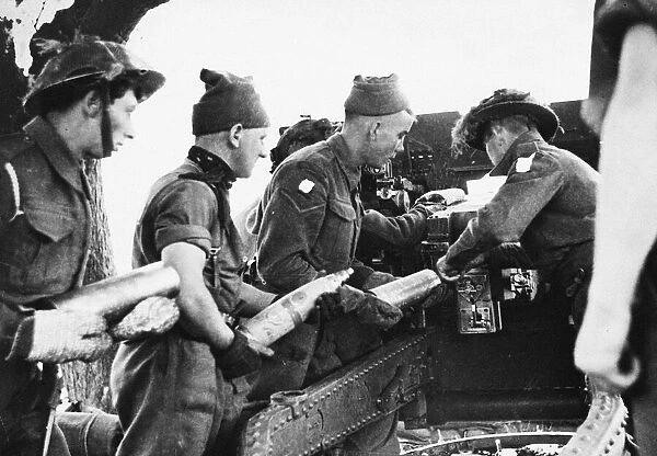 Gunners load a 25 pounder during the British attacks on Tilly and Caen