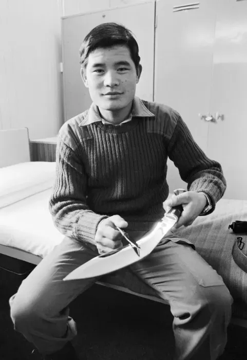 Framed Print : Gurkha rifleman Rambahadur Gurung seen here cleaning his Kukri in barracks before a kit