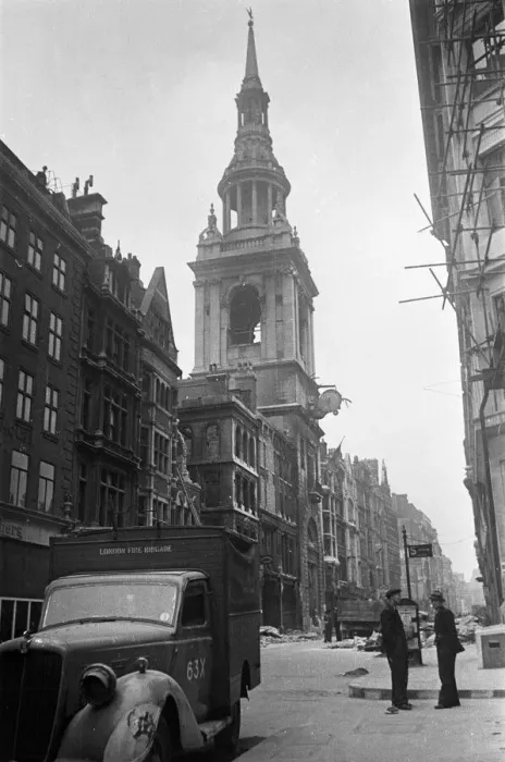 Framed Print : The gutted shell of St Mary-le-Bow, Cheapside, London, following the Luftwaffe raid Framed Print : The gutted shell of St Mary-le-Bow, Cheapside, London, following the Luftwaffe raid