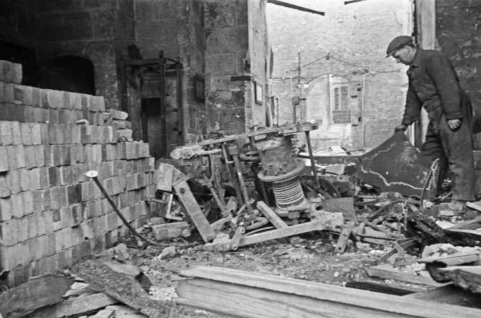 Framed Print : The gutted shell of St Mary-le-Bow, Cheapside, London, following the Luftwaffe raid Framed Print : The gutted shell of St Mary-le-Bow, Cheapside, London, following the Luftwaffe raid