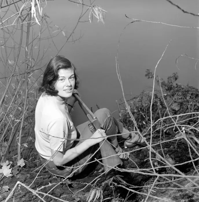 Framed Print : Gwendolen Tulley poses with her rifle as she enjoys a shooting holiday, 1956
