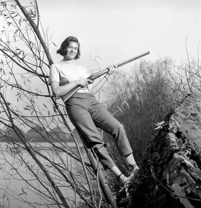 Framed Print : Gwendolen Tulley poses with her rifle as she enjoys a shooting holiday, 1956