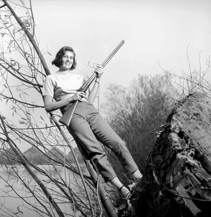 Framed Print : Gwendolen Tulley poses with her rifle as she enjoys a shooting holiday, 1956
