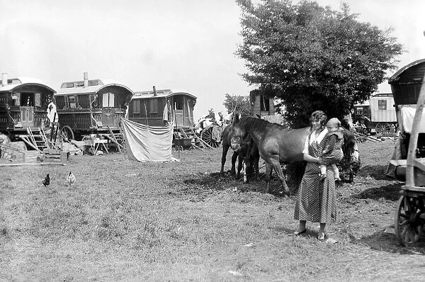 Gypsies on the downs at Epsom, Surrey 1932 Alf 249