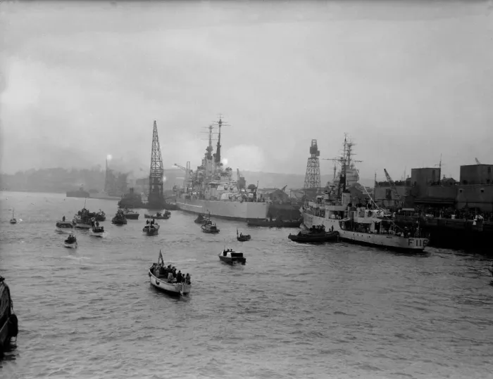 Framed Print : H. M. S. Amethyst arrives at Portsmouth following the Yangtese Incident