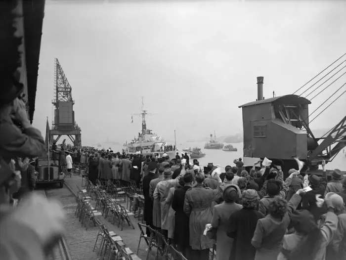 Framed Print : H. M. S. Amethyst arrives at Portsmouth following the Yangtese Incident Framed Print : H. M. S. Amethyst arrives at Portsmouth following the Yangtese Incident