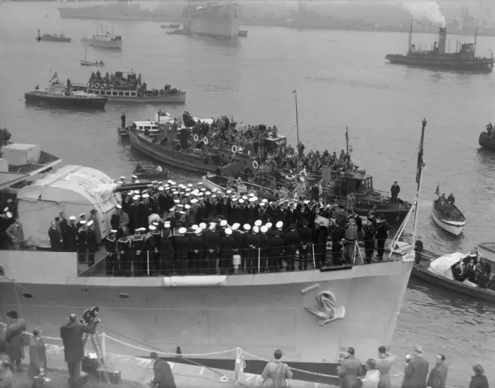 Framed Print : H. M. S. Amethyst arrivesback at Portsmouth following the Yangtese Incident Framed Print : H. M. S. Amethyst arrivesback at Portsmouth following the Yangtese Incident
