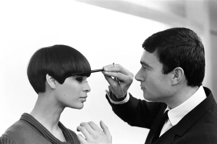 Framed Print : Hairdresser Vidal Sassoon with model Sandra Mundy, giving her the boyish Mary Quant hair Framed Print : Hairdresser Vidal Sassoon with model Sandra Mundy, giving her the boyish Mary Quant hair