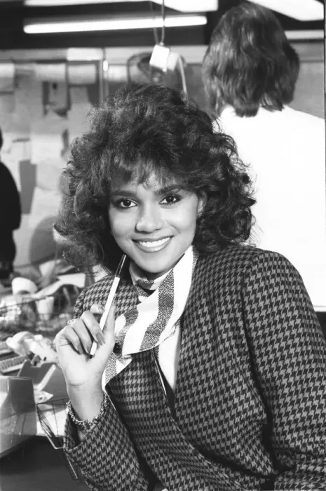 Framed Print : Halle Berry Miss USA at the Daily Express, Fleet Street, London - November 1986 Framed Print : Halle Berry Miss USA at the Daily Express, Fleet Street, London - November 1986
