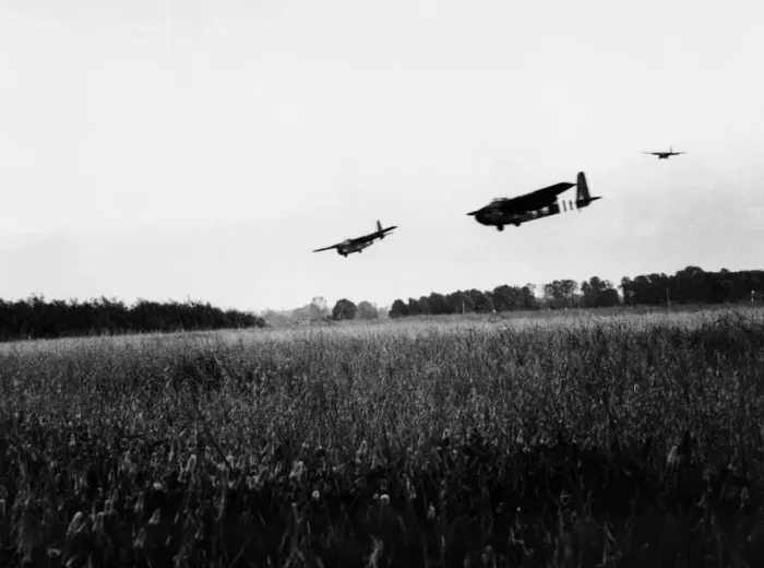 Framed Print : Hamilcar gliders of 6th Air landing Brigade arrive on D2N near Ranville bringing with