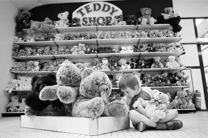 Framed Print : Hamleys Toy Shop, Bull Street, Birmingham, 11th October 1985 Framed Print : Hamleys Toy Shop, Bull Street, Birmingham, 11th October 1985