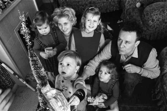 Framed Print : The Hammond family, from Hartlepool, County Durham, who will be spending Christmas