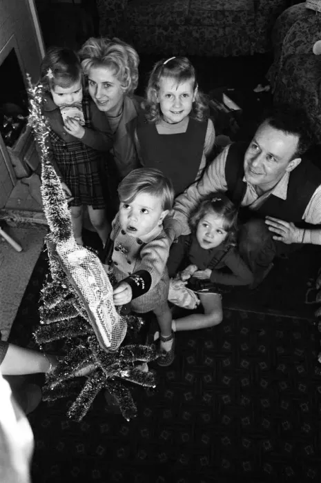 Framed Print : The Hammond family, from Hartlepool, County Durham, who will be spending Christmas Framed Print : The Hammond family, from Hartlepool, County Durham, who will be spending Christmas