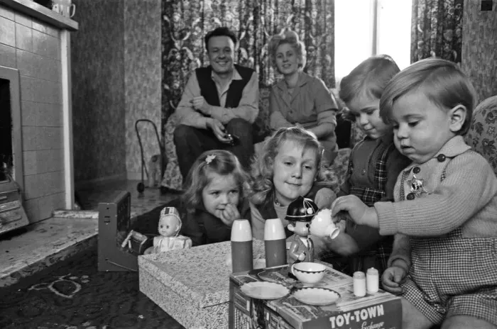Framed Print : The Hammond family, from Hartlepool, County Durham, who will be spending Christmas Framed Print : The Hammond family, from Hartlepool, County Durham, who will be spending Christmas
