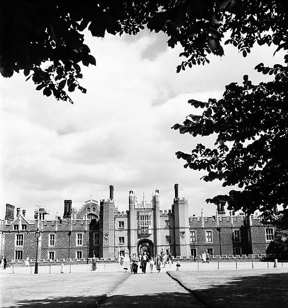 Hampton Court Palace, in the London Borough of Richmond upon Thames. 28th August 1952