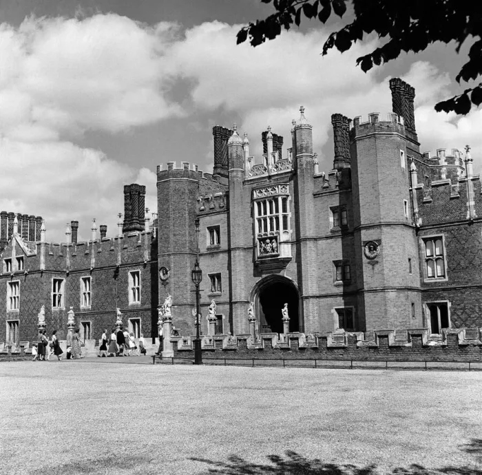 Framed Print : Hampton Court Palace, London Borough of Richmond upon Thames, London, 28th August 1952