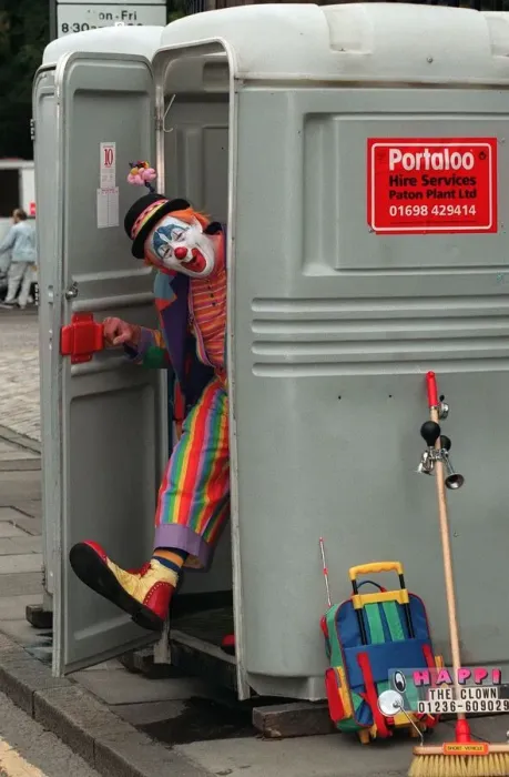 Framed Print : Happi the clown (Ronald Williams) at Edinburgh Festival Cavalcade August 1999 in portaloo